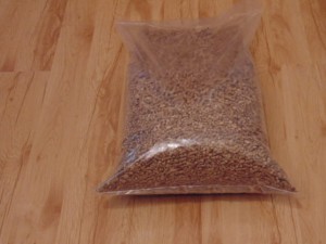 Żwirek drewniany pellet sosnowy dla kota i małych gryzoni - 15 kg. 